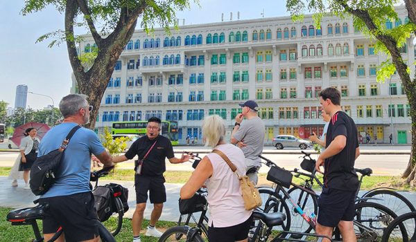 Guided bike tour in Singapore on a nice sunny day